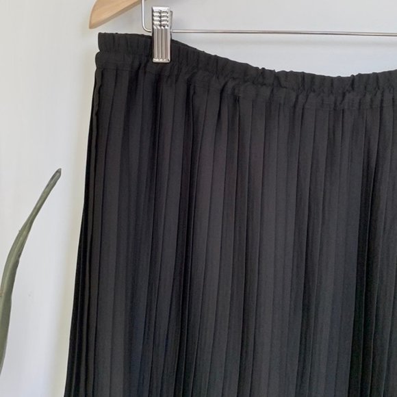 Banana Republic Mini Pleated Skirt Large NWT - Picture 3 of 10